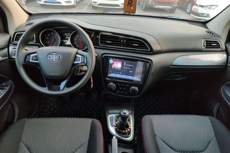 Used FAW Junpai D60 2017 1.5L Manual Entry-Level Model Center Console
