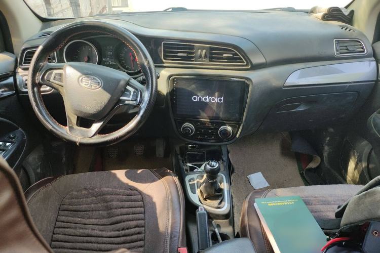 Used FAW Junpai D60 2017 1.5L Manual Entry-Level Model Center Console