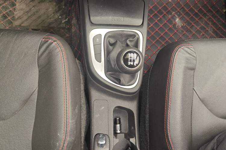 Used FAW Junpai D60 2017 1.5L Manual Luxury Version Gear Lever