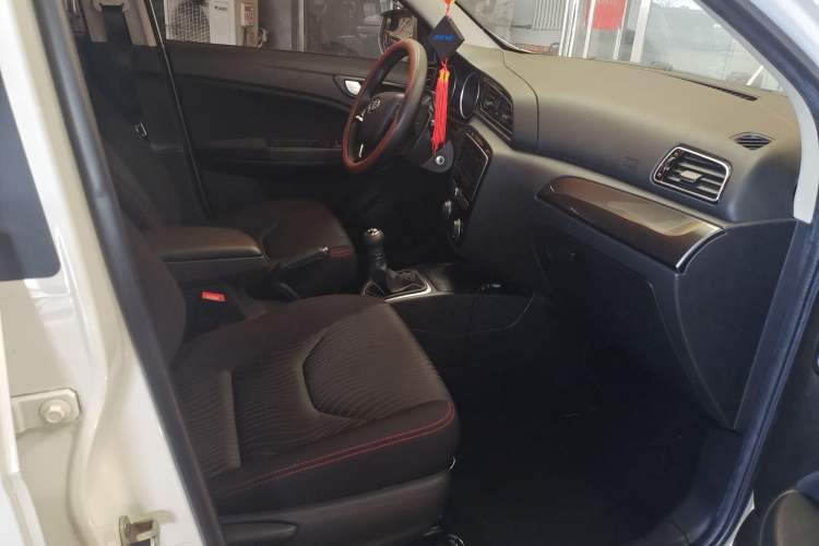 Used FAW Junpai D60 2017 1.5L Manual Entry-Level Model Interior 4