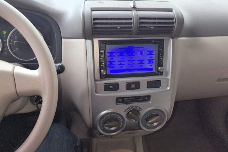 Used FAW Senya M80 2009 1.5L Automatic 7-Seater Luxury Version Audio And AC Panel