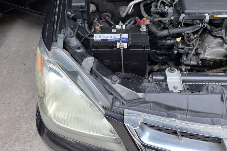 Used FAW Senya M80 2009 1.5L Automatic 7-Seater Luxury Version Engine Bay Right