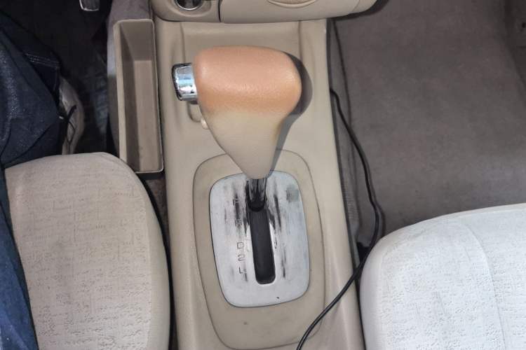 Used FAW Senya M80 2009 1.5L Automatic 7-Seater Luxury Version Gear Lever