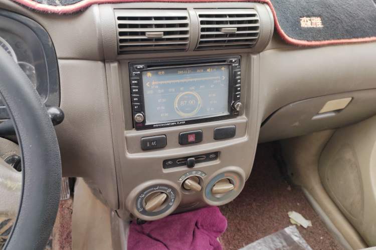 Used FAW Senya M80 2011 Value Edition 1.3L Manual 5-Seater Audio And AC Panel