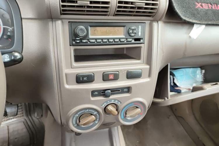 Used FAW Senya M80 2011 Value Edition 1.3L Manual 5-Seater Audio And AC Panel