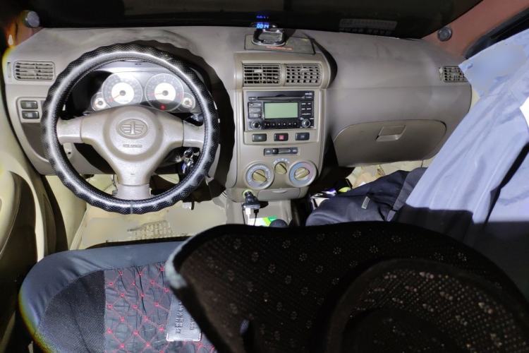 Used FAW Senya M80 2011 1.3L Manual 5 Seats Center Console