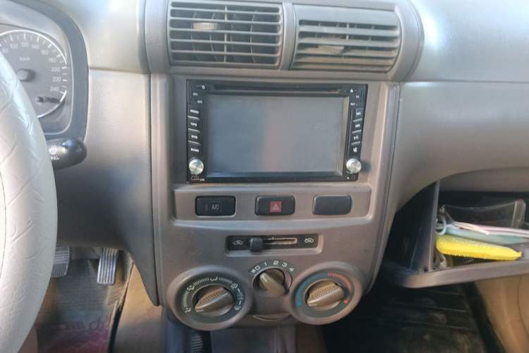 Used FAW Senya M80 2014 1.3L Manual 5-Seater Happiness Edition Audio And AC Panel