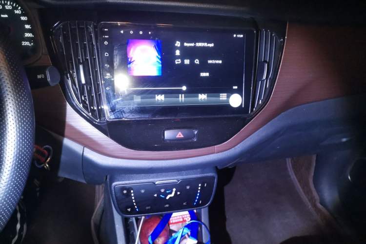 Used FAW Senya R7 2024 1.5L Manual Fashion Edition Audio And AC Panel