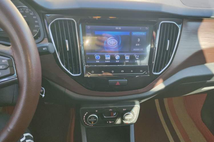 Used FAW Senya R7 2018 R7C 1.6L Manual Luxury Model Audio And AC Panel