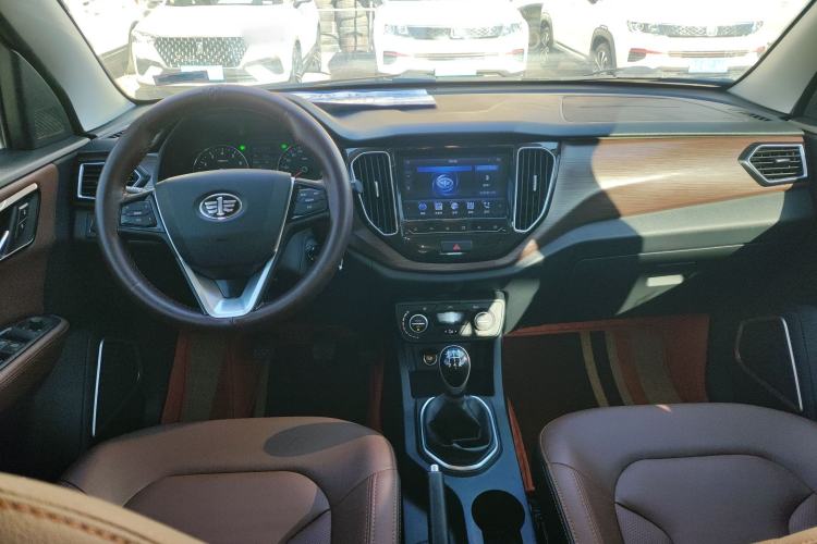 Used FAW Senya R7 2018 R7C 1.6L Manual Luxury Model Center Console