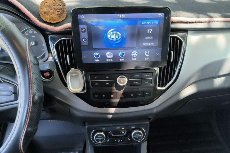 Used FAW Senya R7 2016 1.6L Automatic Prestige Model Audio And AC Panel