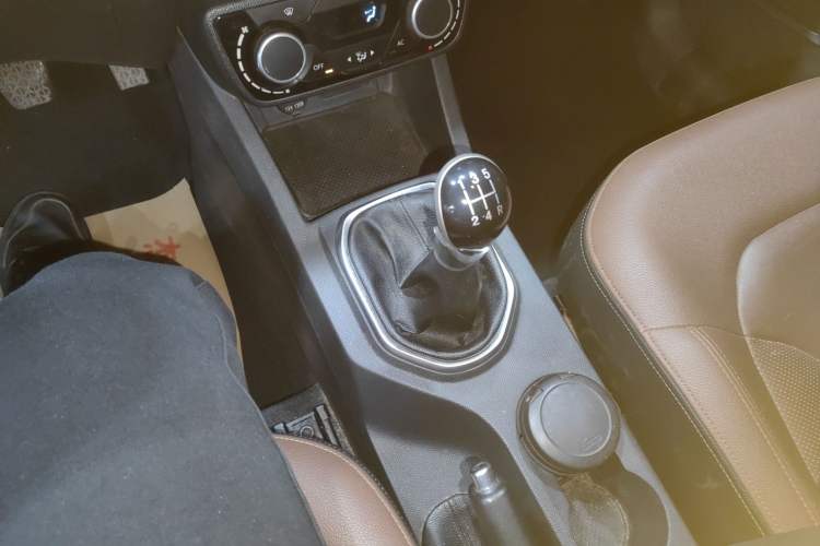 Used FAW Senya R7 2016 1.6L Manual Luxury Model Gear Lever