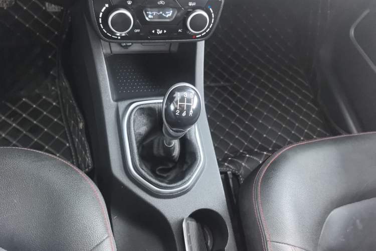 Used FAW Senya R7 2016 1.6L Manual Smart Version Gear Lever