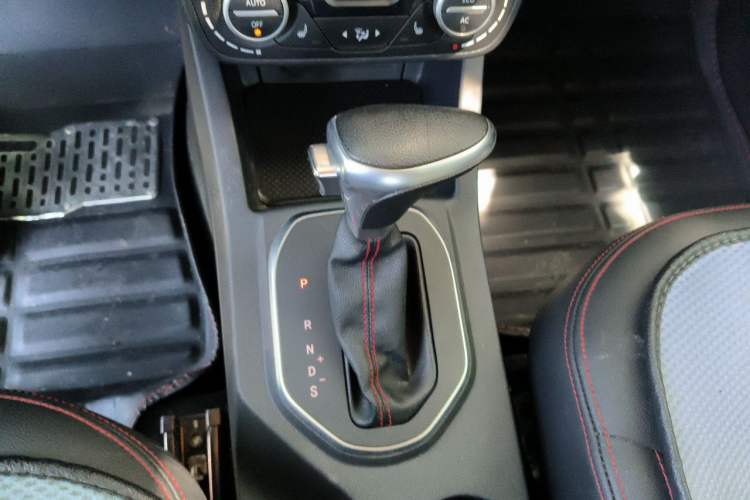 Used FAW Senya R7 2016 1.6L Automatic Prestige Model Gear Lever