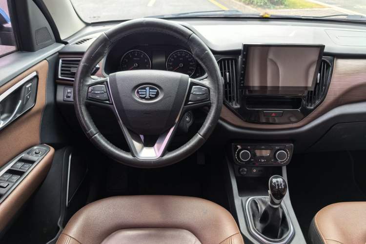 Used FAW Senya R7 2016 1.6L Manual Luxury Model Interior 3