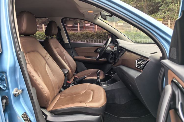 Used FAW Senya R7 2016 1.6L Manual Luxury Model Interior 5