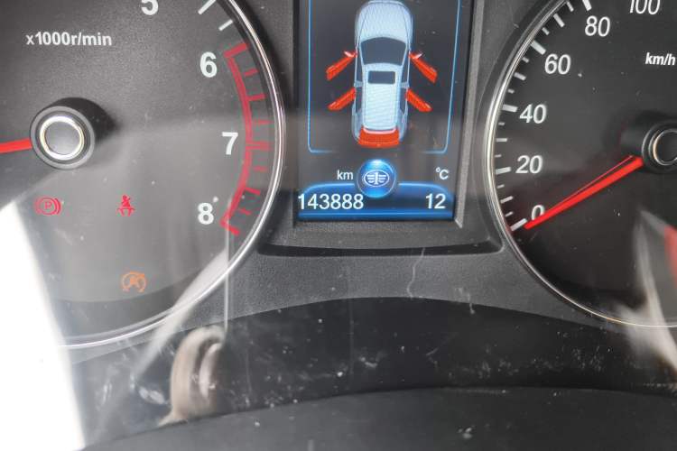 Used FAW Senya R7 2016 1.6L Manual Smart Version Odometer Close Up