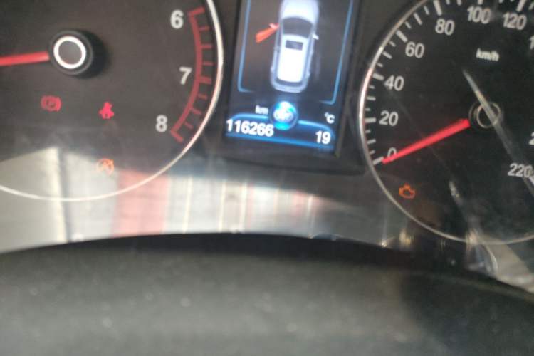 Used FAW Senya R7 2016 1.6L Manual Smart Version Odometer Close Up