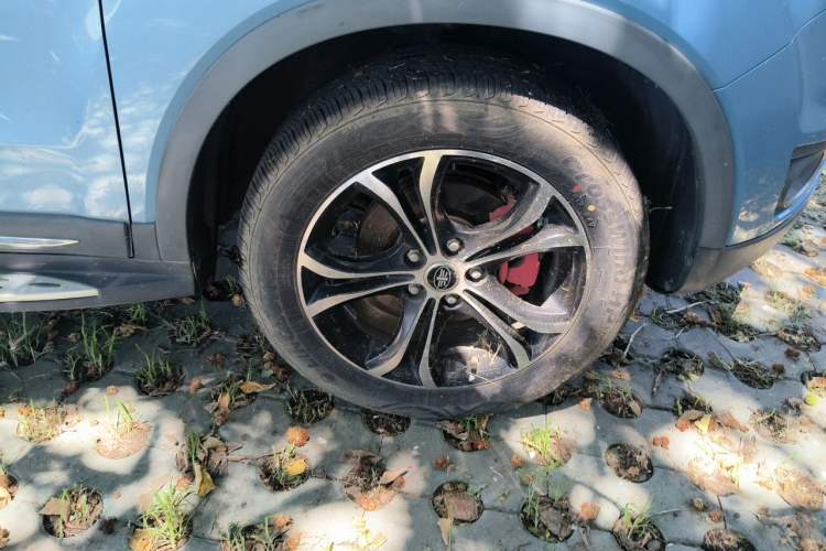Used FAW Senya R7 2016 1.6L Automatic Prestige Model Right Front Wheel Hub