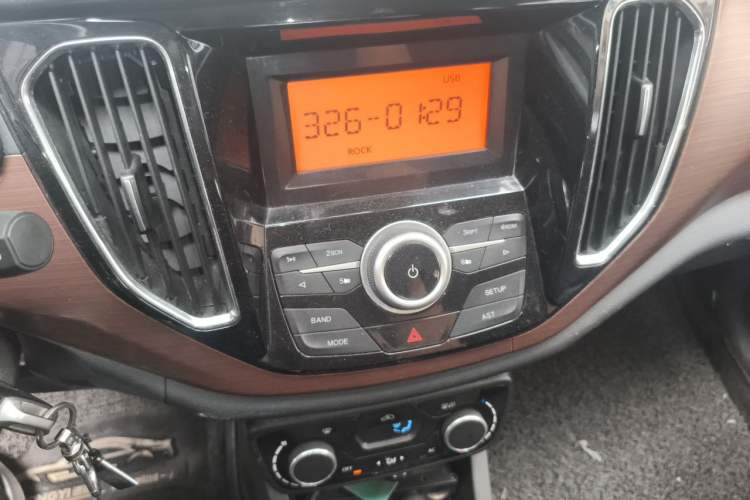 Used FAW Senya R7 2016 1.6L Manual Luxury Model Audio And AC Panel
