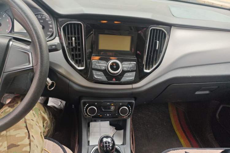Used FAW Senya R7 2016 1.6L Manual Comfort Model Audio And AC Panel