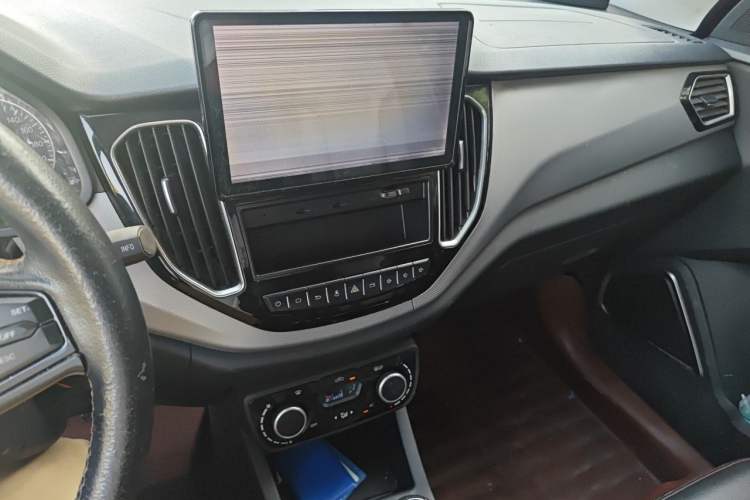 Used FAW Senya R7 2016 1.6L Manual Luxury Model Audio And AC Panel