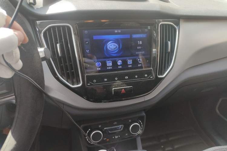 Used FAW Senya R7 2016 1.6L Automatic Luxury Model Audio And AC Panel