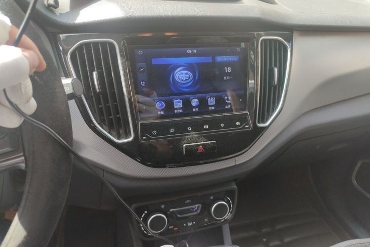 Used FAW Senya R7 2016 1.6L Automatic Luxury Model Audio And AC Panel
