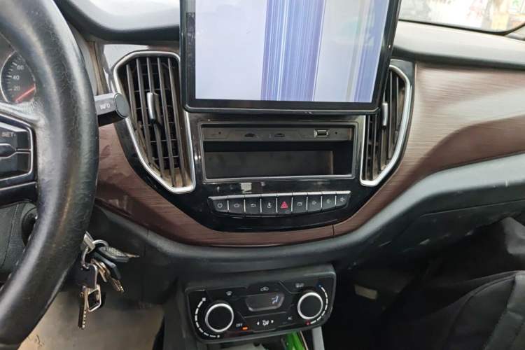 Used FAW Senya R7 2016 1.6L Manual Luxury Model Audio And AC Panel