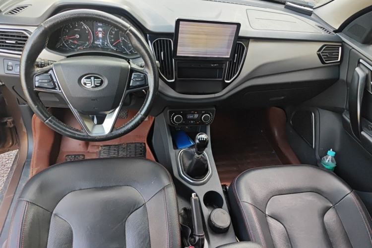 Used FAW Senya R7 2016 1.6L Manual Luxury Model Center Console
