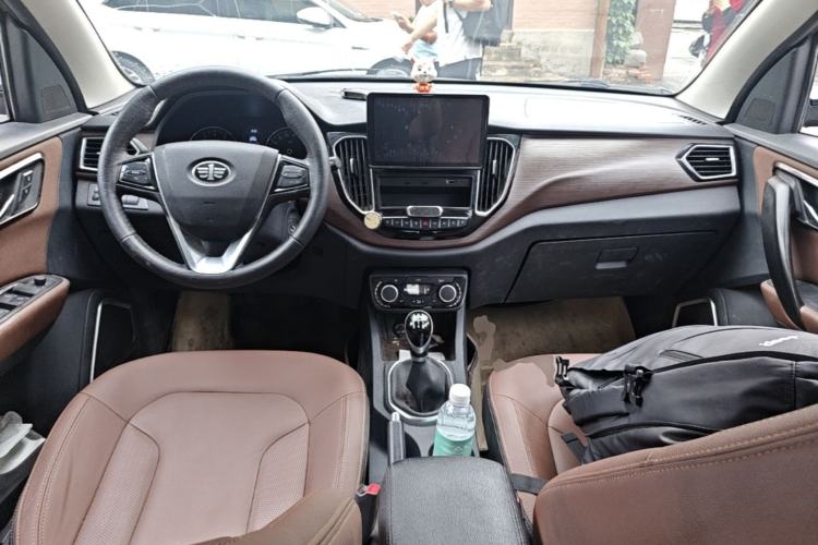 Used FAW Senya R7 2016 1.6L Manual Smart Version Center Console