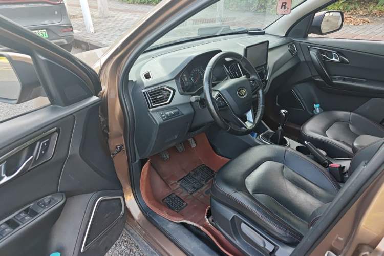 Used FAW Senya R7 2016 1.6L Manual Luxury Model Driver Seat