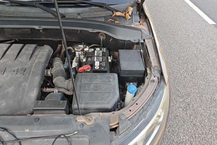 Used FAW Senya R7 2016 1.6L Manual Luxury Model Engine Bay Left