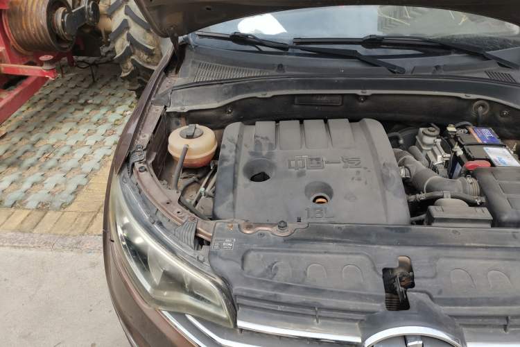 Used FAW Senya R7 2016 1.6L Manual Luxury Model Engine Bay Right