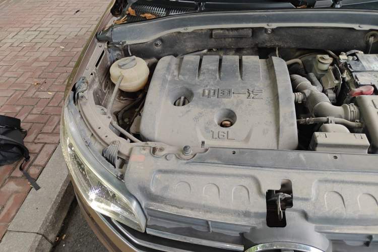 Used FAW Senya R7 2016 1.6L Manual Luxury Model Engine Bay Right