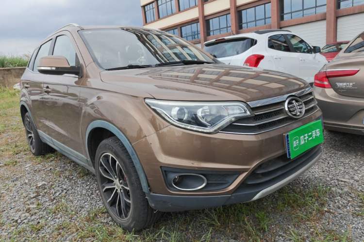 Used FAW Senya R7 2016 1.6L Manual Luxury Model Front Right 45 Deg