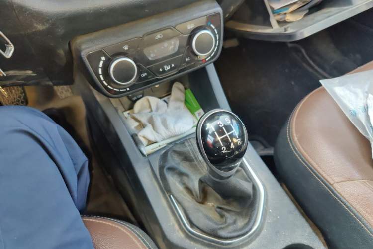 Used FAW Senya R7 2016 1.6L Manual Smart Version Gear Lever