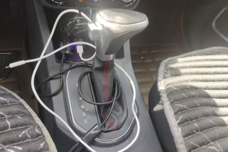 Used FAW Senya R7 2016 1.6L Automatic Luxury Model Gear Lever