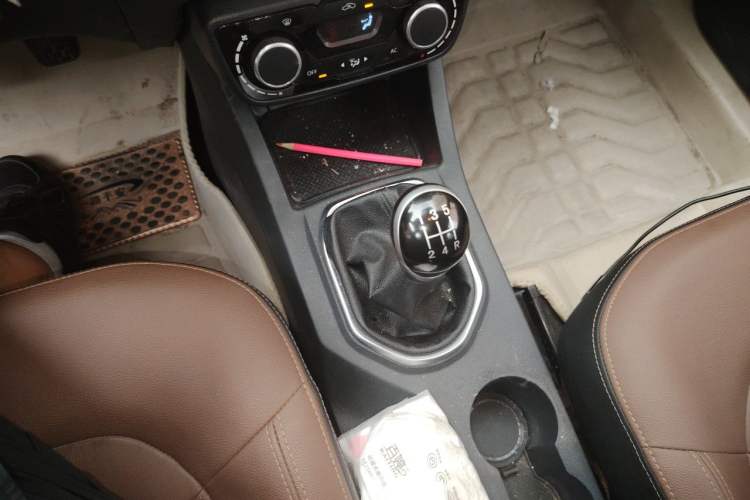 Used FAW Senya R7 2016 1.6L Manual Smart Version Gear Lever