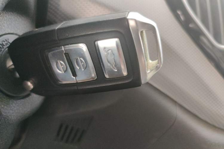 Used FAW Senya R7 2016 1.6L Automatic Luxury Model Interior 1