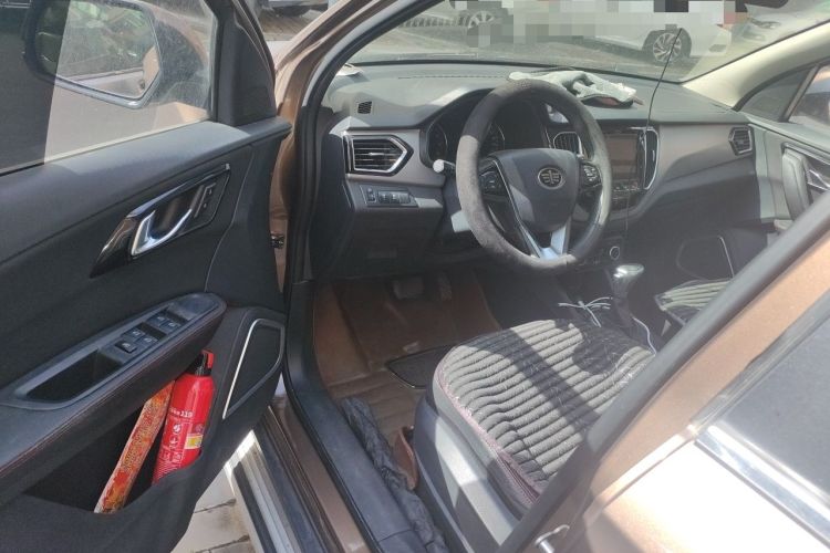 Used FAW Senya R7 2016 1.6L Automatic Luxury Model Interior 3