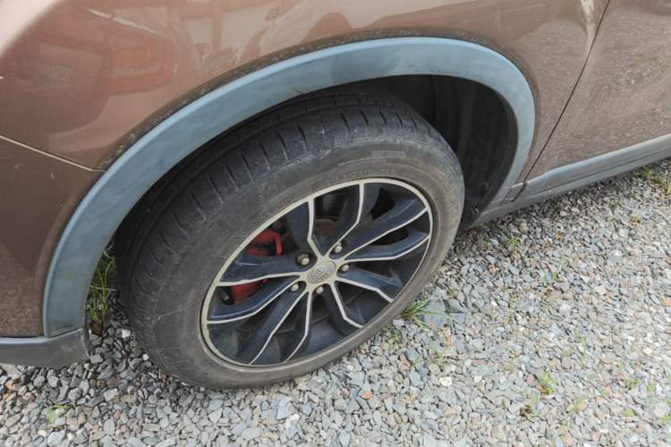 Used FAW Senya R7 2016 1.6L Manual Luxury Model Left Front Wheel Hub