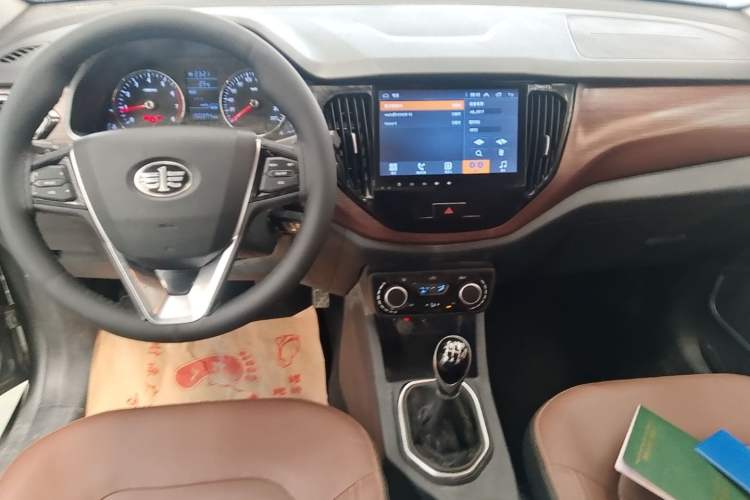 Used FAW Senya R7 2016 1.6L Manual Luxury Model Center Console