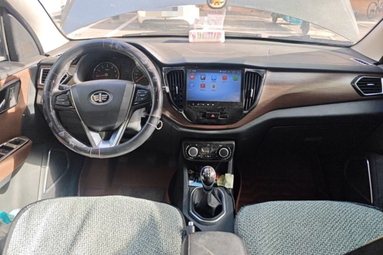 Used FAW Senya R7 2016 1.6L Manual Luxury Model Center Console