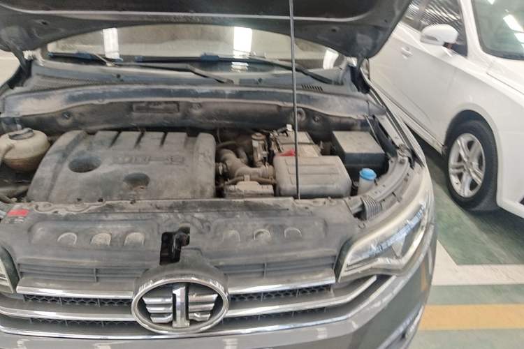 Used FAW Senya R7 2016 1.6L Manual Luxury Model Engine Bay Left