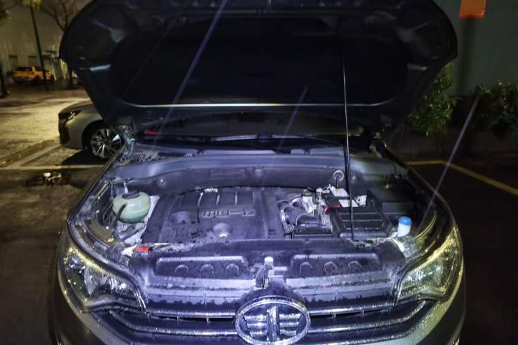 Used FAW Senya R7 2016 1.6L Manual Luxury Model Engine Bay