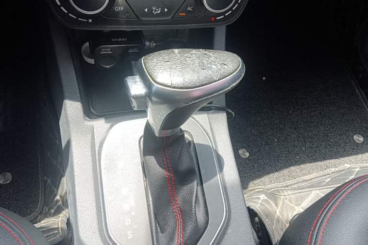 Used FAW Senya R7 2016 1.6L Automatic Luxury Model Gear Lever
