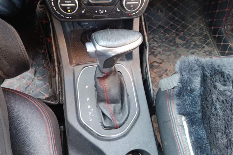 Used FAW Senya R7 2016 1.6L Automatic Prestige Model Gear Lever