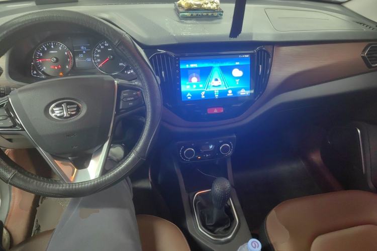 Used FAW Senya R7 2016 1.6L Manual Luxury Model Interior 2