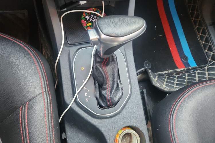Used FAW Senya R7 2016 1.6L Automatic Luxury Model Gear Lever